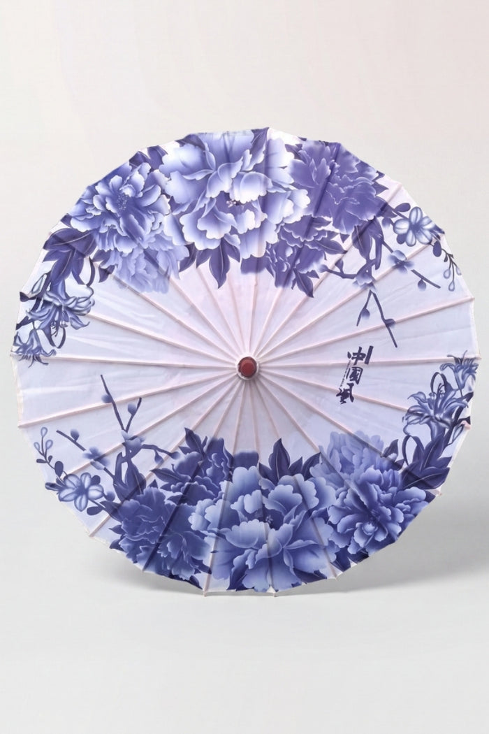 Ombrelle japonaise 'Bakora' vue de dessus, ouverte à plat — toile lavande à grandes pivoines mauves et blanches, baleines rayonnant depuis le moyeu