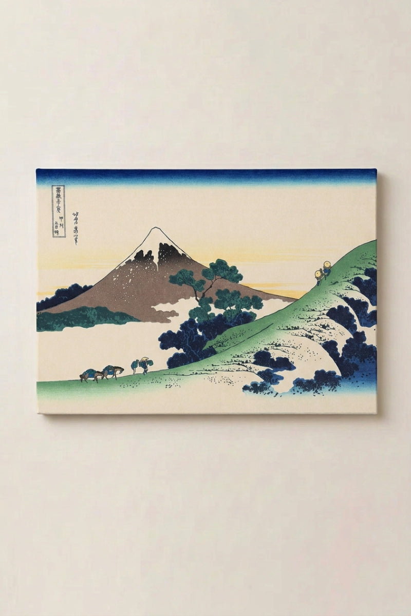 Estampe japonaise 'Okami' présentée en panneau encadré sur un mur beige — mont Fuji brun sombre dominant des crêtes boisées enneigées sous un ciel dégradé
