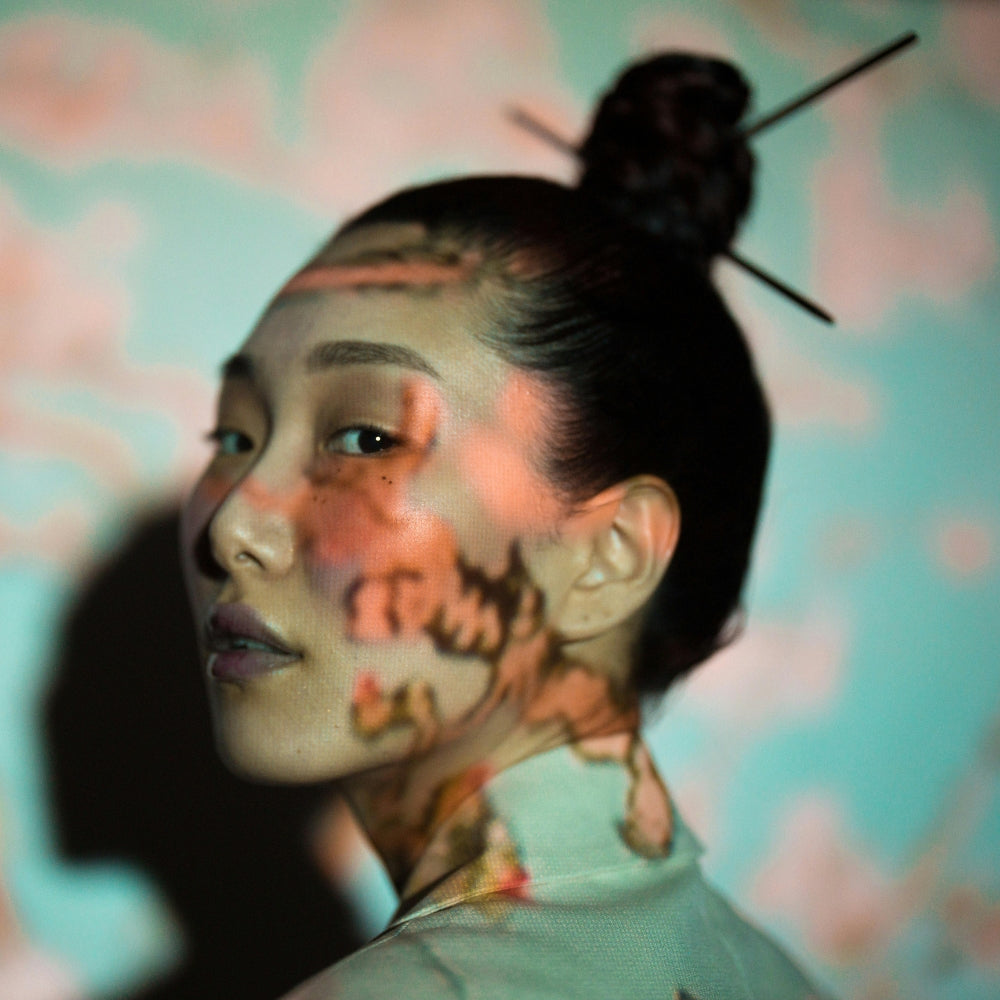Femme japonaise portant une tenue inspirée de la mode tokyoïte, avec projections lumineuses artistiques – Japanstreet