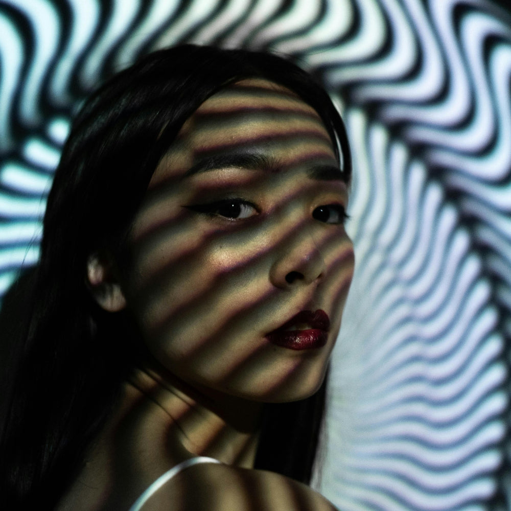 Portrait artistique d’une femme japonaise avec effets lumineux abstraits, représentant l’esthétique urbaine et minimaliste de la mode japonaise – Japanstreet