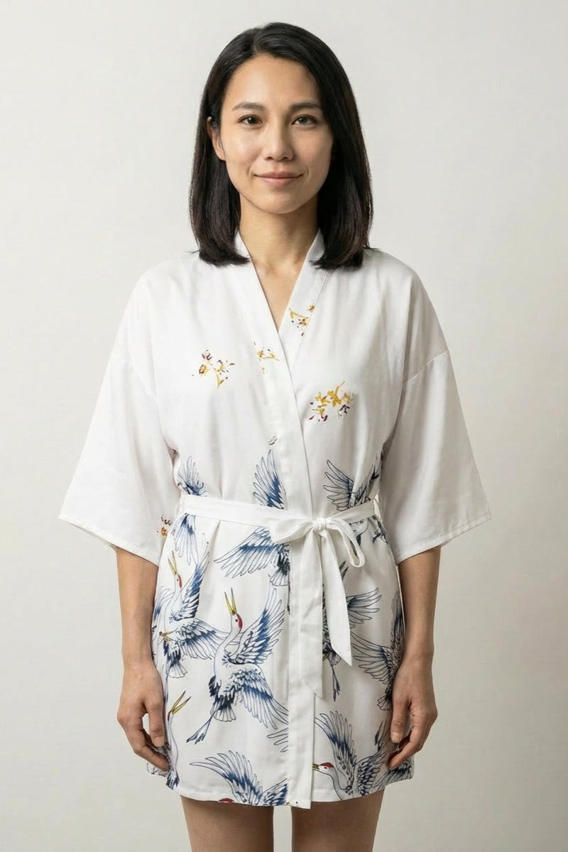 Pyjama japonais kimono de nuit court blanc à l'aspect satiné, grues bleutées imprimées et fleurs - Japanstreet
