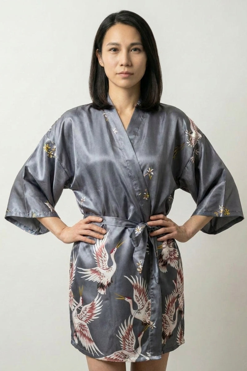 Pyjama japonais kimono de nuit court gris à l'aspect satiné, grues dorées imprimées et fleurs - Japanstreet