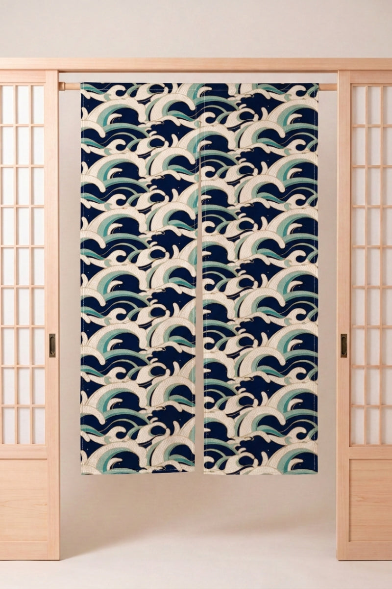 Noren japonais 'Okodara' suspendu dans l'encadrement d'une porte en bois clair — vagues bleu marine à crêtes vertes répétées en rangs serrés sur fond crème