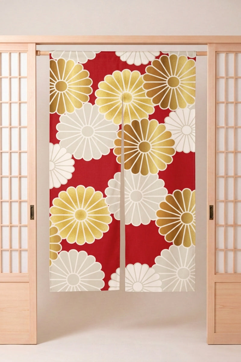 Noren japonais 'Kansha' suspendu à une porte en bois clair — grands chrysanthèmes blancs, jaunes et rouges sur fond rouge, composition florale dense