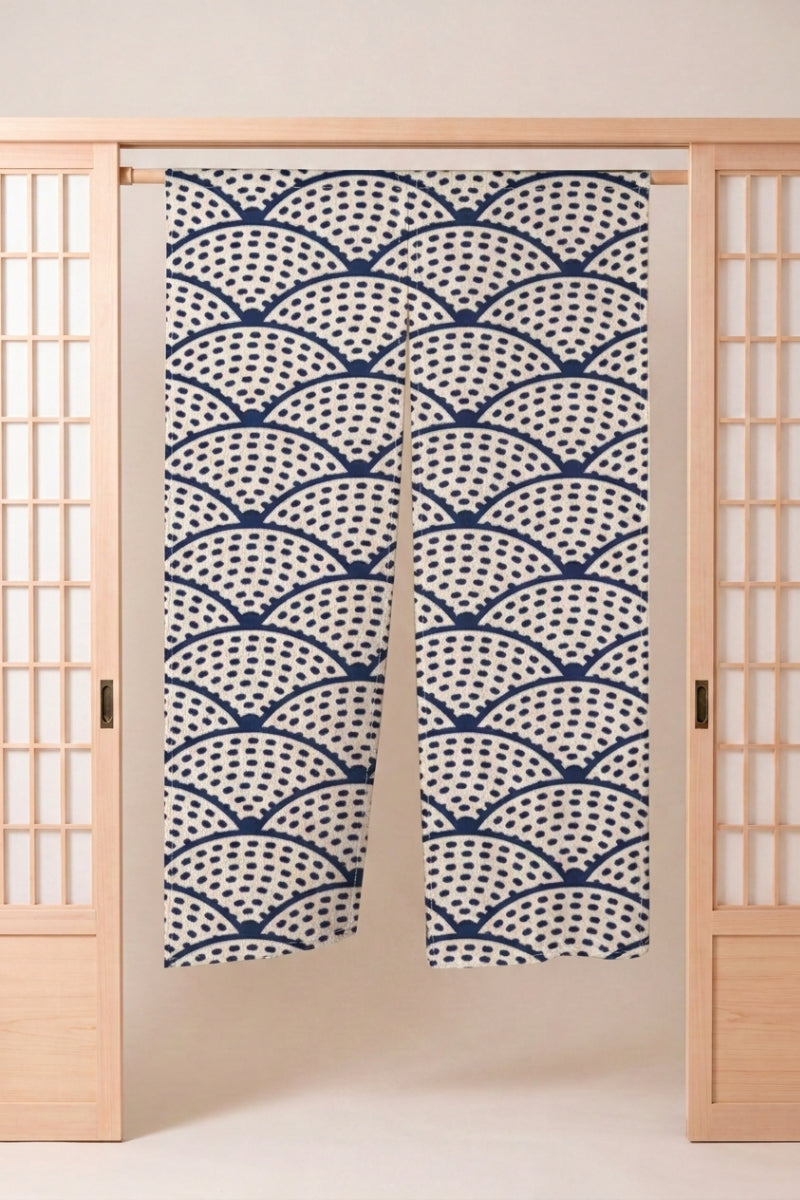 Noren japonais 'Shima' suspendu dans l'encadrement d'une porte en bois clair — écailles seigaiha bleu marine très fines couvrant toute la toile écrue