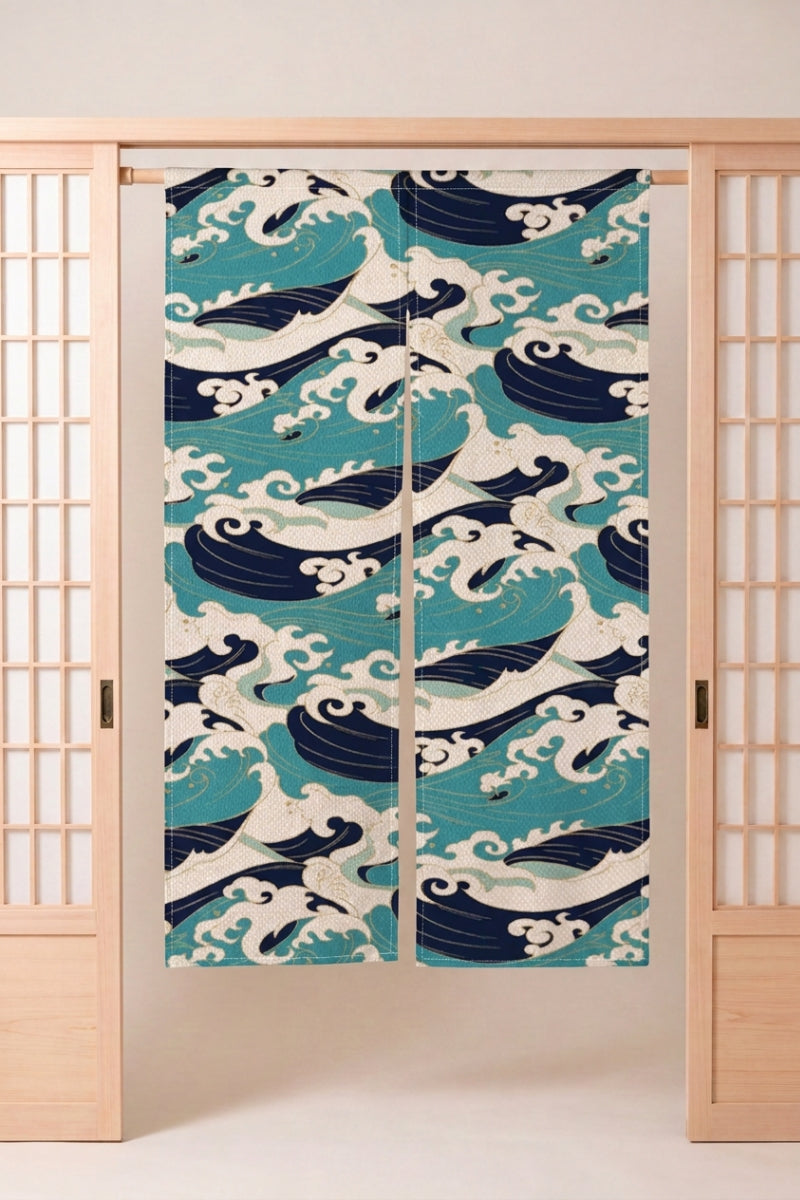 Noren japonais 'Kumo' suspendu dans l'encadrement d'une porte en bois clair — vagues turquoise et bleu nuit imbriquées sur fond crème, motif dense et coloré