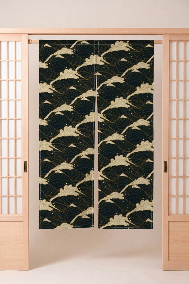 Noren japonais 'Tsuchi' suspendu dans l'encadrement d'une porte en bois clair — branches de pin dorées sur fond vert très sombre, motif étiré à l'horizontale