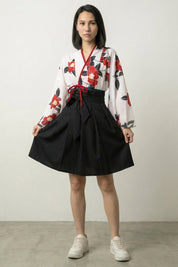 Robe du Japon Amaya, set hanfu à haut blanc fleuri de camélias rouges et jupe noire portefeuille - Japanstreet