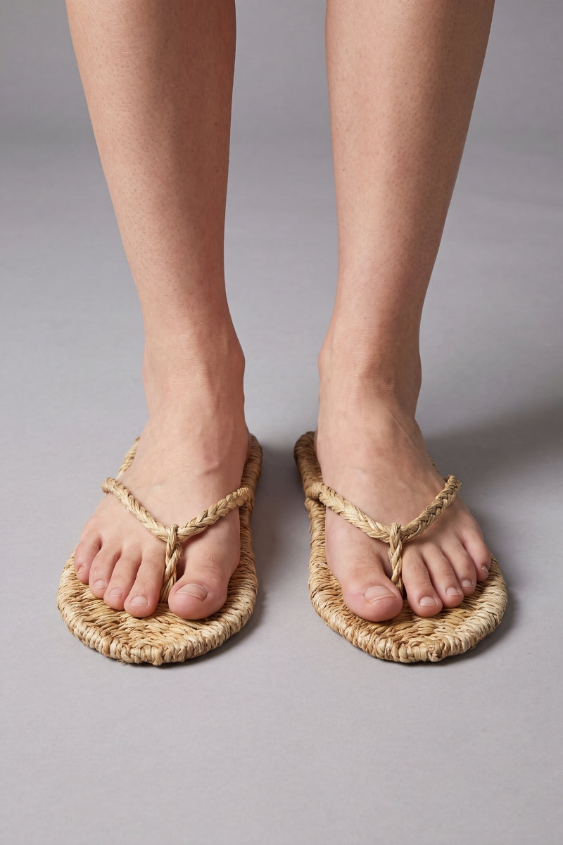 Sandales japonaises en paille tressée avec lanière entre les orteils