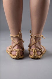 Sandales waraji japonaises traditionnelles pieds nus, vue de face, cordes de paille nouées au-dessus de la cheville