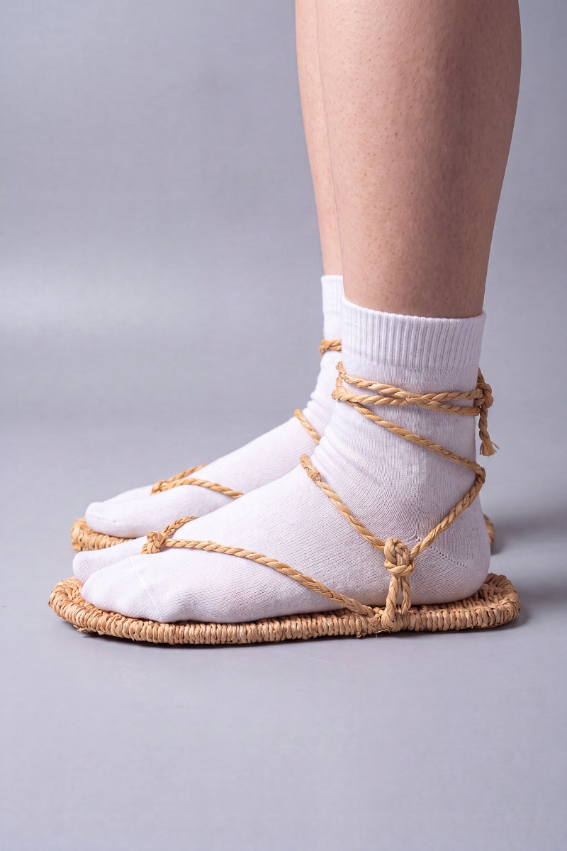 Profil des sandales waraji portées avec des chaussettes tabi blanches
