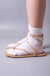 Profil des sandales waraji portées avec des chaussettes tabi blanches