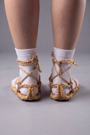 Sandales waraji vues de trois quarts arrière avec chaussettes tabi blanches, cordes nouées derrière la cheville