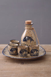 Flasque à saké tokkuri en grès mouchetée au décor de poisson cobalt