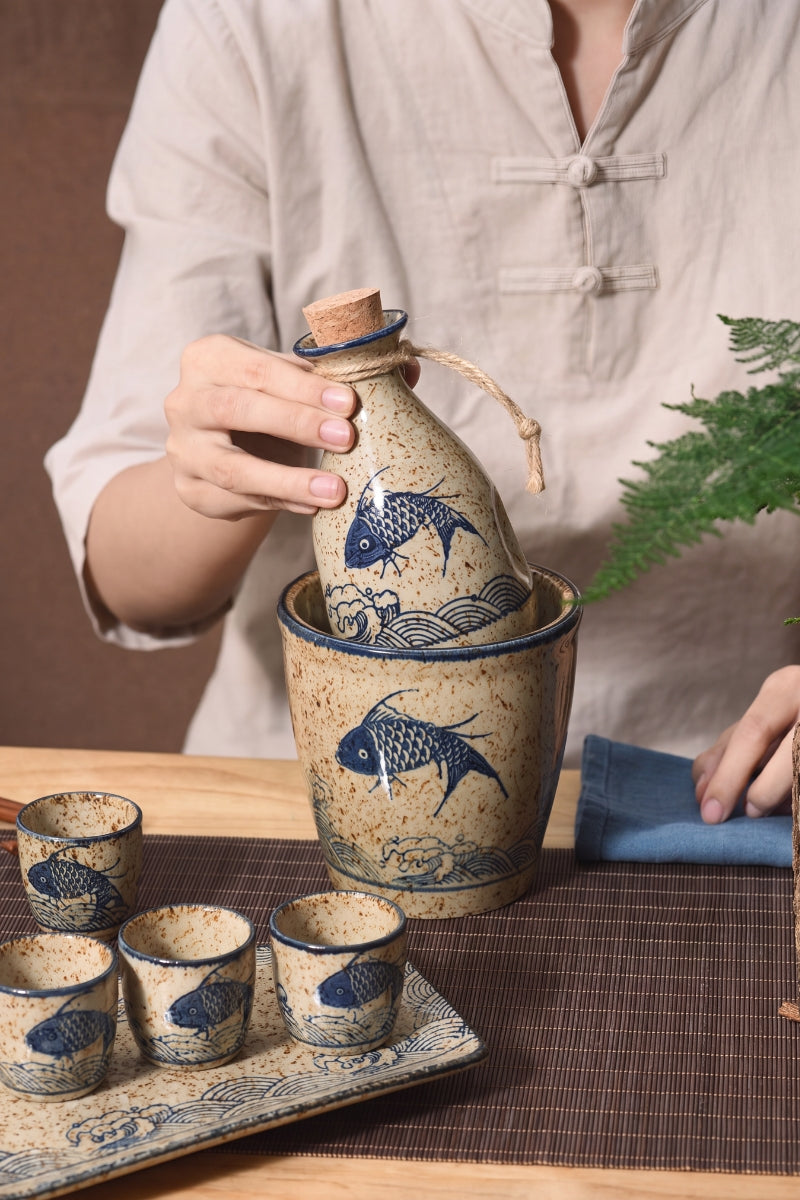 Service à saké japonais en grès avec flasque tokkuri et coupelles ochoko