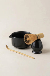 Set matcha japonais avec bol blanc, fouet chasen et cuillère en bambou