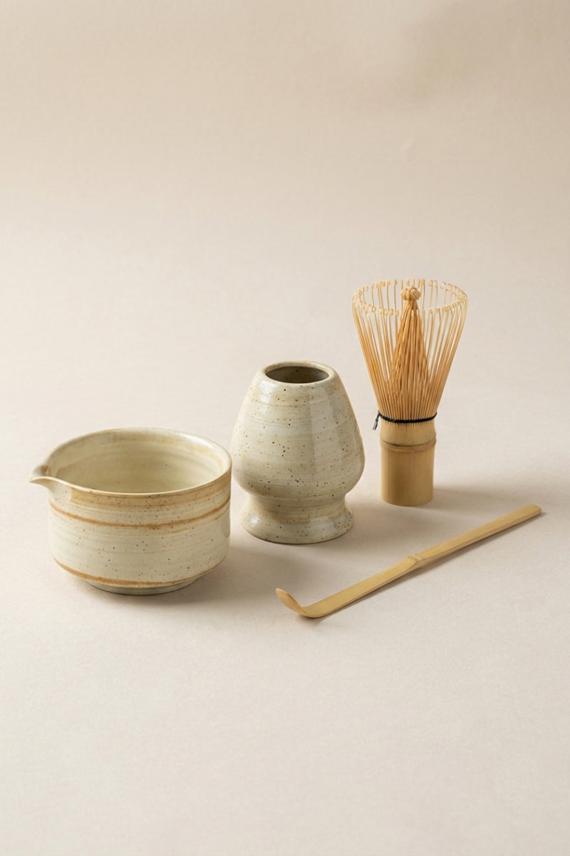 Set matcha japonais avec bol noir, fouet chasen et cuillère en bambou