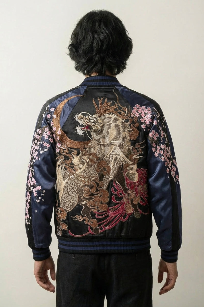 Sukajan Getsumei bleu nuit, broderie dos d'un dragon argenté sinueux parmi les fleurs, blouson souvenir japonais - Japanstreet