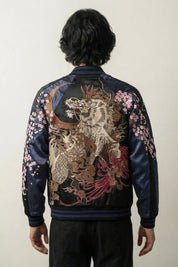 Sukajan Getsumei bleu nuit, broderie dos d'un dragon argenté sinueux parmi les fleurs, blouson souvenir japonais - Japanstreet