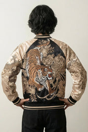 Sukajan Kazan Tora abricot, broderie dos d'un tigre en pleine charge parmi fleurs et vagues, blouson souvenir japonais - Japanstreet