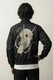 Bomber sukajan Kaze no Tsugo noir, broderie dos d'un dragon fin et sinueux brodé au fil d'argent, blouson souvenir japonais - Japanstreet