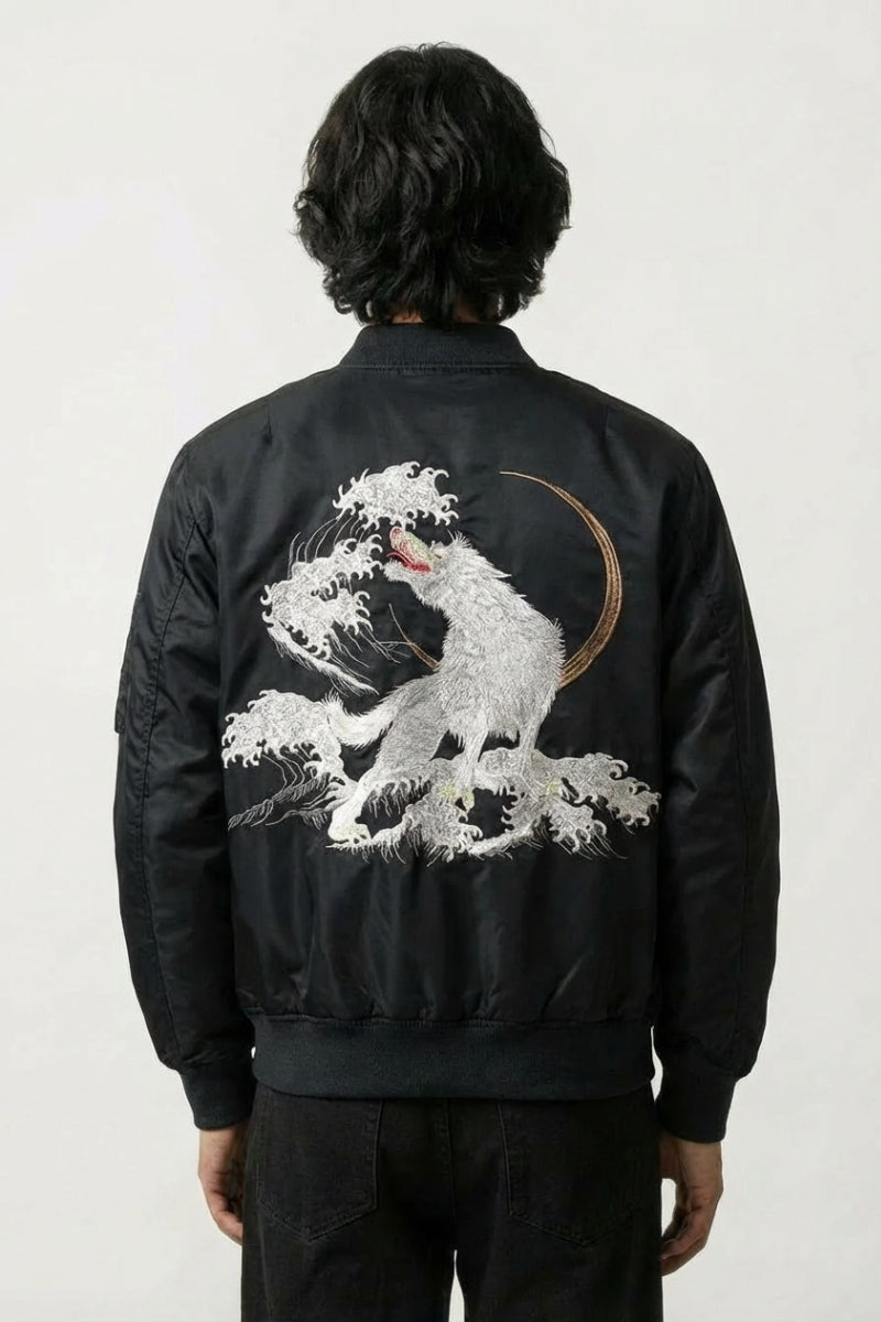 Bomber souvenir Kitsuneneki noir, broderie dos d'un renard blanc bondissant sous un croissant de lune, blouson souvenir japonais - Japanstreet