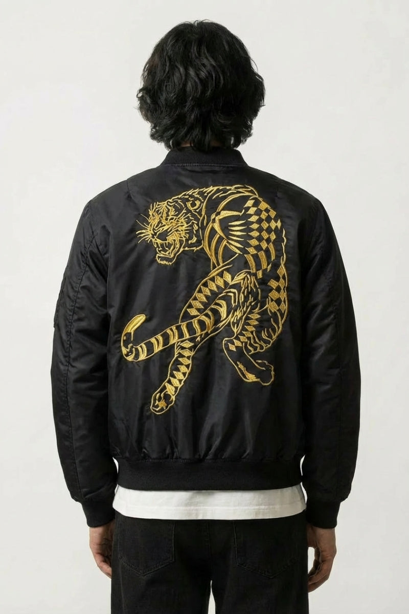 Veste sukajan Kurogane, broderie dos d'un tigre doré bondissant sur polyester lustré sombre, blouson souvenir japonais - Japanstreet