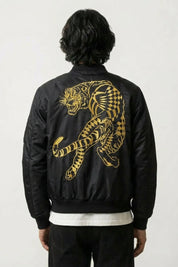 Veste sukajan Kurogane, broderie dos d'un tigre doré bondissant sur polyester lustré sombre, blouson souvenir japonais - Japanstreet