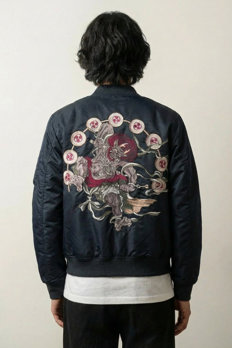 Bomber sukajan Yokai Oniri bleu marine, broderie dos d'une créature surnaturelle rouge surgissant parmi les fleurs, blouson souvenir japonais - Japanstreet