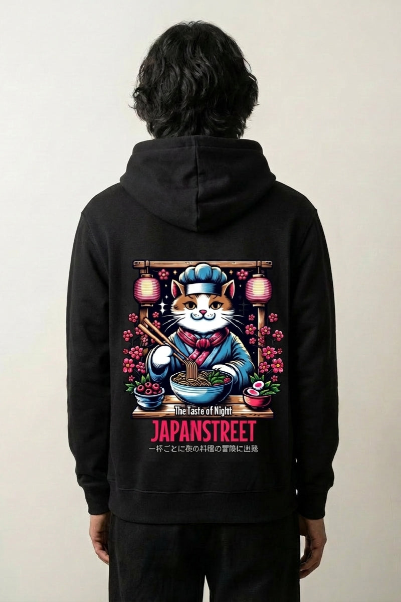 Sweat chat japonais noir, vue dos : chat cuisinier penché sur un bol de ramen la nuit, style streetwear japonais - Japanstreet