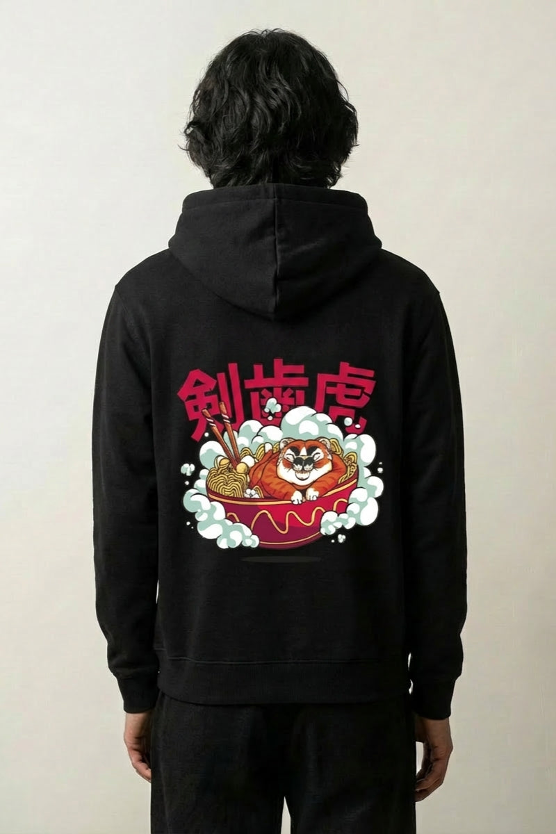 Sweat avec écriture japonaise noir, vue dos : tigre à dents de sabre, bol de nouilles et lettrage ramen, style streetwear japonais - Japanstreet
