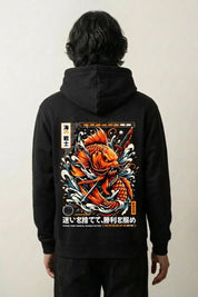 Sweat inscription japonaise noir, vue dos : carpe koï luttant dans une vague déchaînée et lettrage, style streetwear japonais - Japanstreet