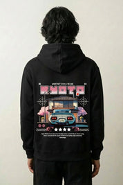 Sweat Kyoto noir, vue dos : voiture dans une rue bordée de cerisiers en fleurs, style streetwear japonais - Japanstreet