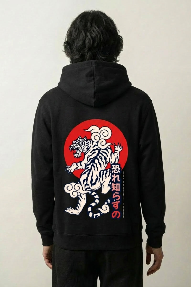 Sweat tigre noir, vue dos : tigre blanc rugissant devant un grand soleil rouge, style streetwear japonais - Japanstreet