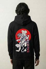 Sweat tigre noir, vue dos : tigre blanc rugissant devant un grand soleil rouge, style streetwear japonais - Japanstreet