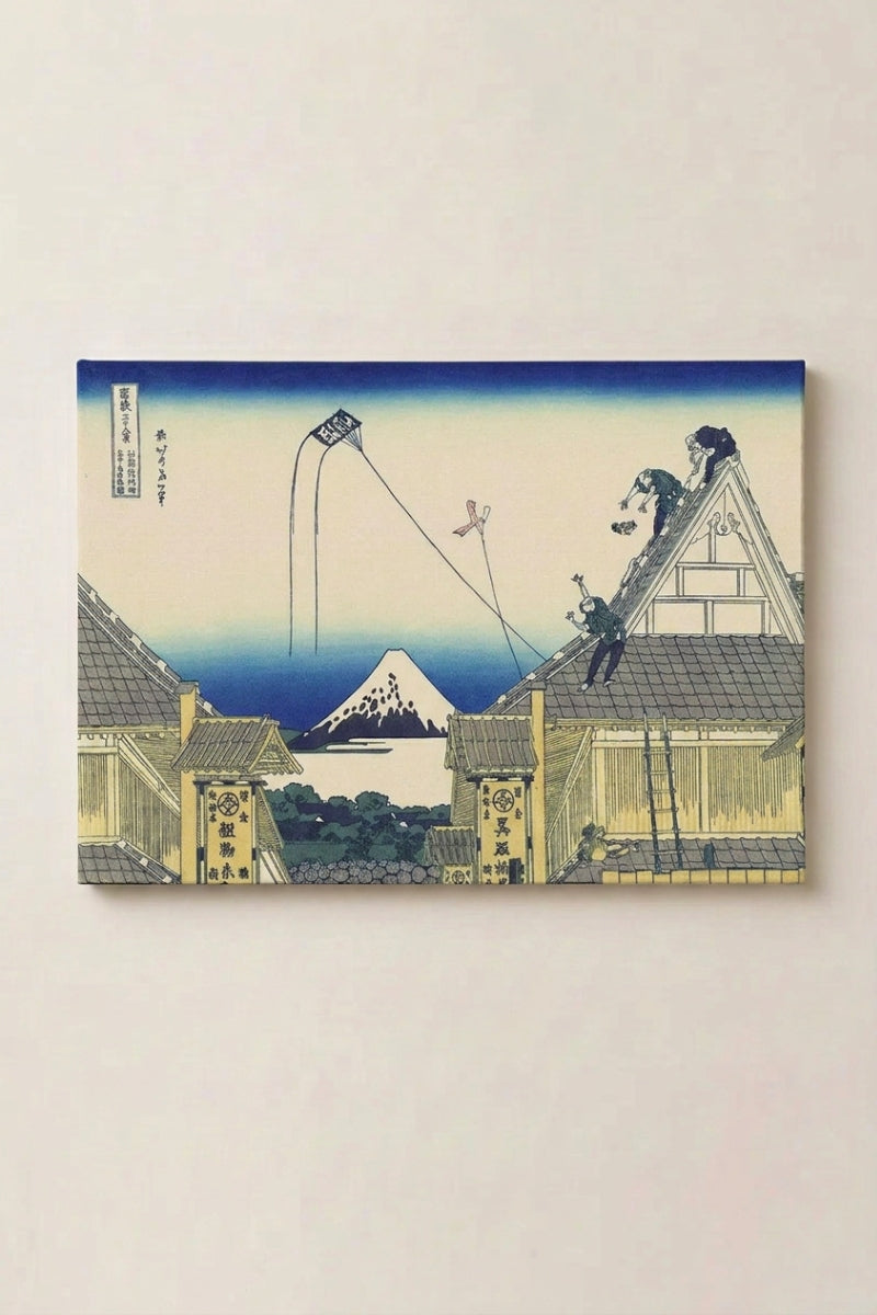 Estampe japonaise 'Heiwa-teki' en panneau encadré sur mur beige — toits de tuiles et échafaudages d'un quartier en chantier, Fuji enneigé entre les charpentes