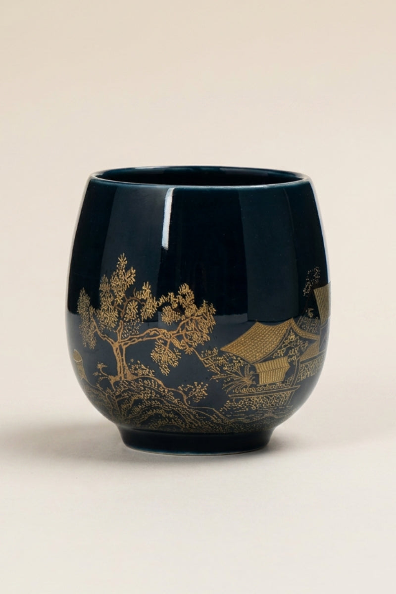 Tasse à thé japonaise noire au paysage doré, motif pavillon de temple