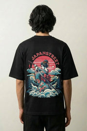 Tee shirt japonais femme noir, vue dos : geisha aux côtés d'un samouraï au sabre, style streetwear japonais - Japanstreet