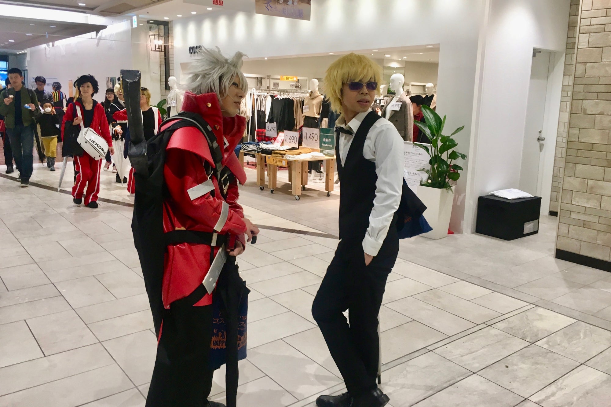 Cosplayeurs japonais dans un centre commercial à Tokyo, incarnant des personnages d’anime et représentant la culture pop et créative du Japon.
