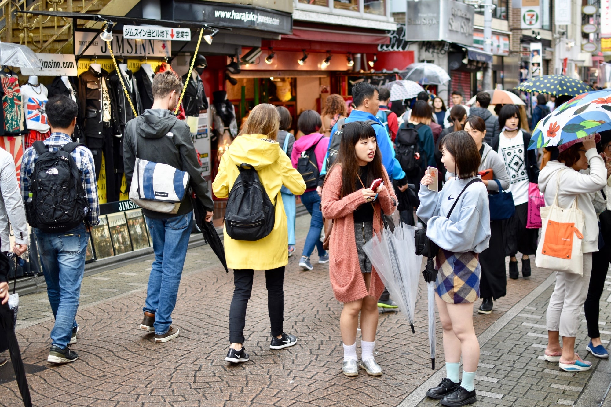 Jeunes Japonais et touristes dans les rues animées de Harajuku à Tokyo, entre mode urbaine, streetwear et culture japonaise contemporaine.