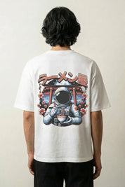 T-shirt astronaute blanc, vue dos : astronaute dégustant un bol de ramen sous un torii, style streetwear japonais - Japanstreet