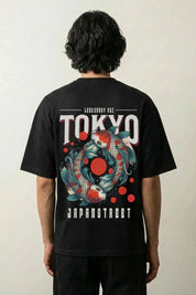 T-shirt carpe koï noir, vue dos : carpe jaillissante sous un soleil rouge et lettrage Tokyo, style streetwear japonais - Japanstreet