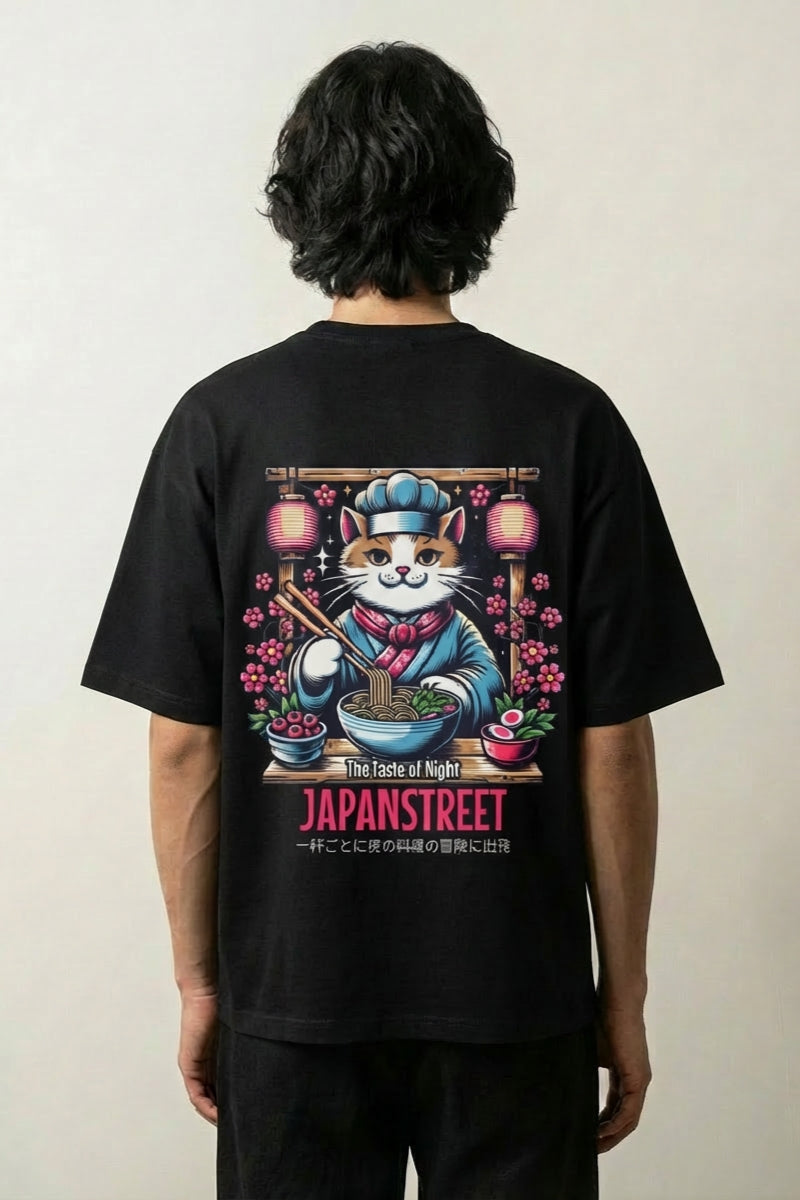 T-shirt chat japonais noir, vue dos : chat cuisinier penché sur un bol de ramen la nuit, style streetwear japonais - Japanstreet