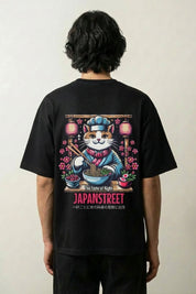 T-shirt chat japonais noir, vue dos : chat cuisinier penché sur un bol de ramen la nuit, style streetwear japonais - Japanstreet