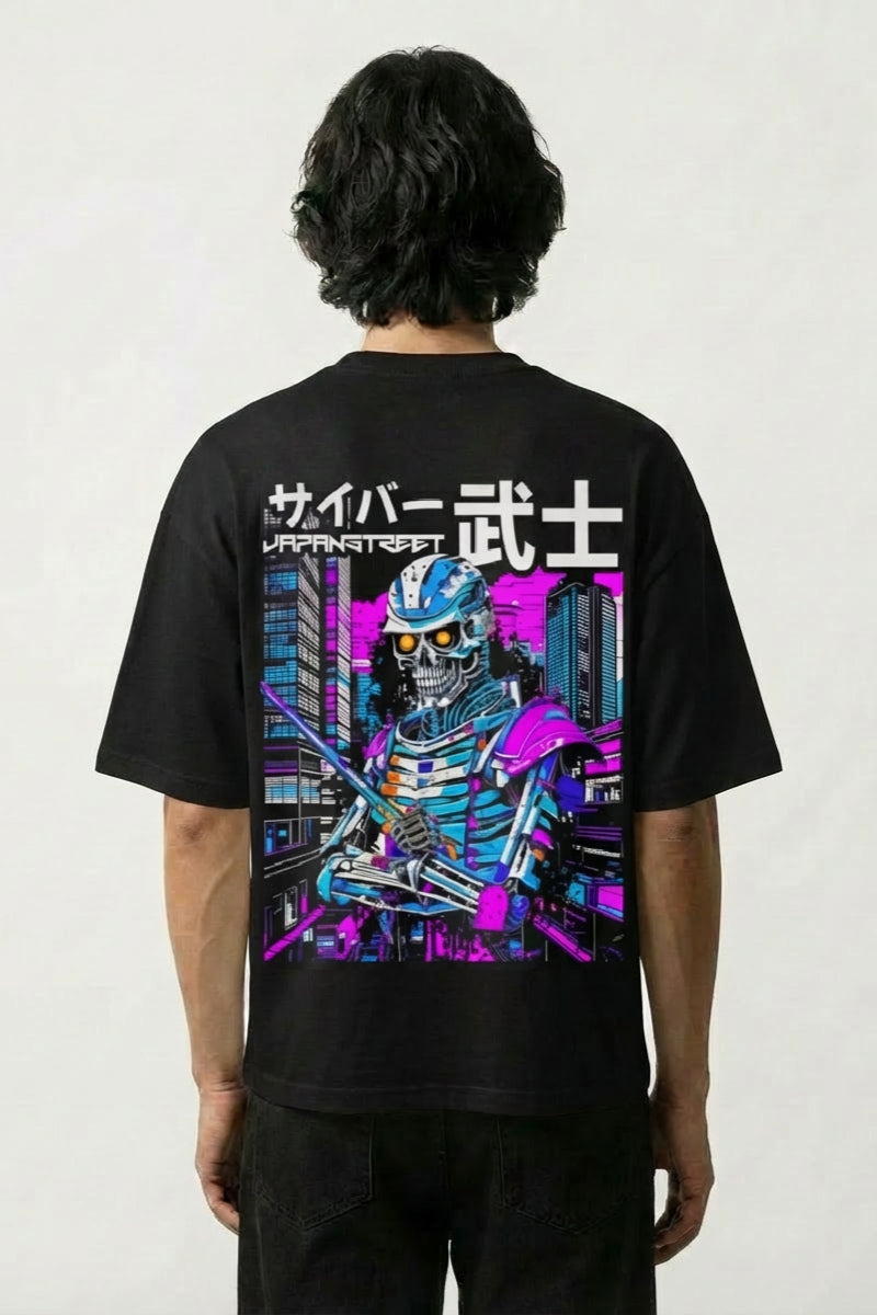 T-shirt cyberpunk noir, vue dos : samouraï squelette sous les néons d'une ville futuriste, style streetwear japonais - Japanstreet