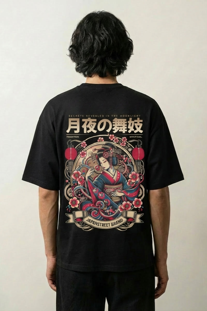 T-shirt geisha noir, vue dos : geisha dans une scène de hanami devant la ville et les cerisiers, style streetwear japonais - Japanstreet