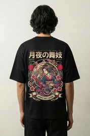T-shirt geisha noir, vue dos : geisha dans une scène de hanami devant la ville et les cerisiers, style streetwear japonais - Japanstreet