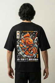 T-shirt inscription japonaise noir, vue dos : carpe koï luttant dans une vague déchaînée, style streetwear japonais - Japanstreet