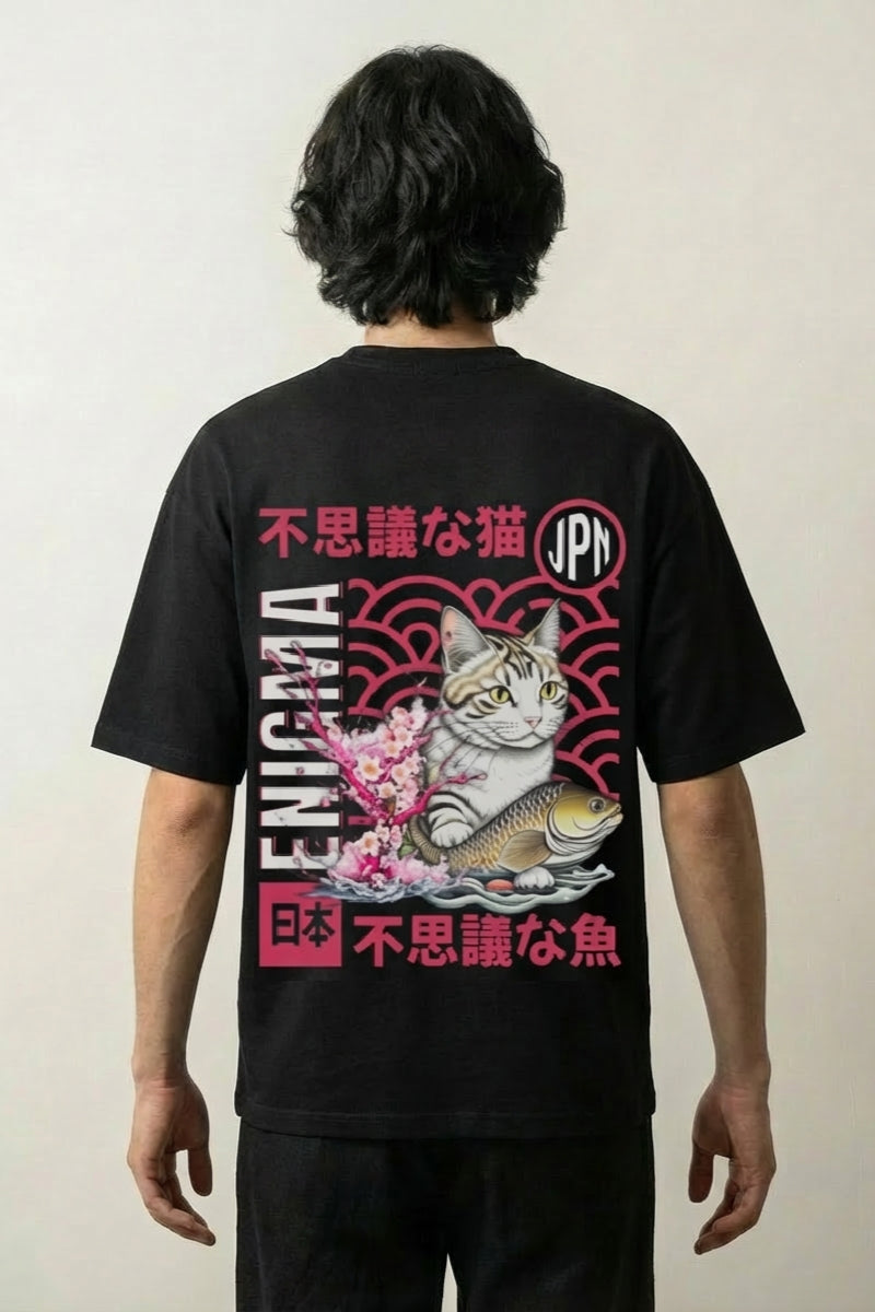 Tee shirt japonais traditionnel noir, vue dos : composition énigmatique chat et poisson, style streetwear japonais - Japanstreet