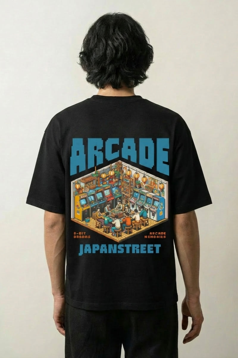 T-shirt retro gaming noir, vue dos : salle d'arcade rétro à l'esthétique 8-bit, style streetwear japonais - Japanstreet